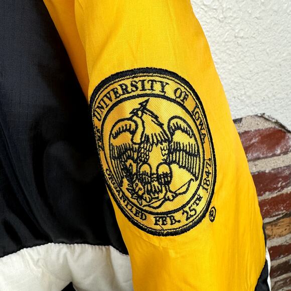 Vintage Pro Player Iowa Hawkeyes Jacket Size XL Yellow Black Puffer Zip Up NCAA - Picture 7 of 13